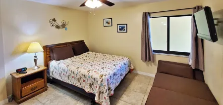 Beautiful Oceanside Condo with Beach Access and NEW Pool/Hot tub Отели рядом с достопримечательностью «Парк Ван Авеню»