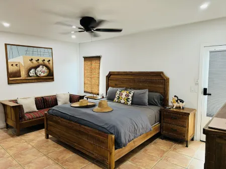 MI Kasa Hot Springs Отели рядом с достопримечательностью «Ту Банч Палмс Элементари Скул»