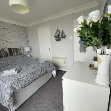 Villa - Sleeps 6 - Pets Ok - Pool - Parking