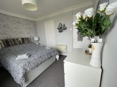 Villa - Sleeps 6 - Pets Ok - Pool - Parking Hotels in 