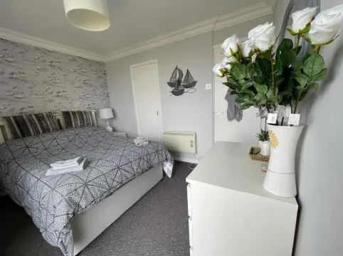 Villa - Sleeps 6 - Pets Ok - Pool - Parking