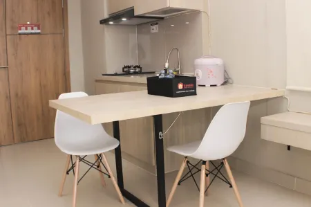 Cozy Studio at LRT City Jatibening Apartment Отели в г. Pondok Gede