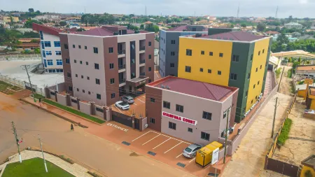 Gyamfuaa Court Apartment Отели рядом с достопримечательностью «Парк Ратрей»