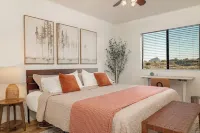 NEW Luxe Heated Pool, Spa w Mountain Views Designer Duplex Villa w 5 King beds