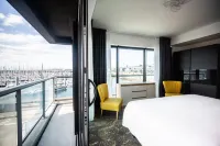 Le Barracuda & Spa, Centre Port, pieds dans l'eau, vue mer