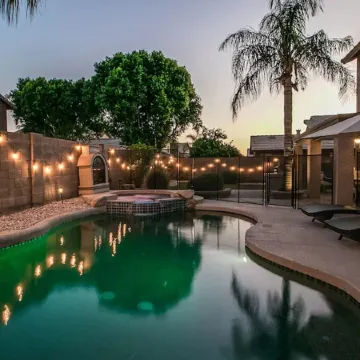 Massive 5 Bdrm Getaway WPool, Hot Tub, Game Room