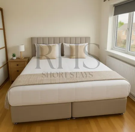 4-Bed Home in Maidenhead Отели рядом с достопримечательностью «Maidenhead Railway Bridge»