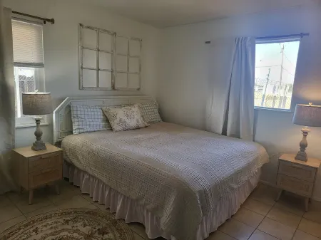 Charming 2-bedroom apartment in delightful Apple Valley with AC, WiFi