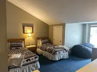 Heart of Lincoln LARGE 2 story condo: Pool, Hot Tub, Game Room, Sleeps 10
