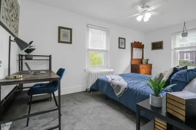 Huckleberry Haven: 4-bedroom Luxury Apartment Hotel dekat North Wales Station