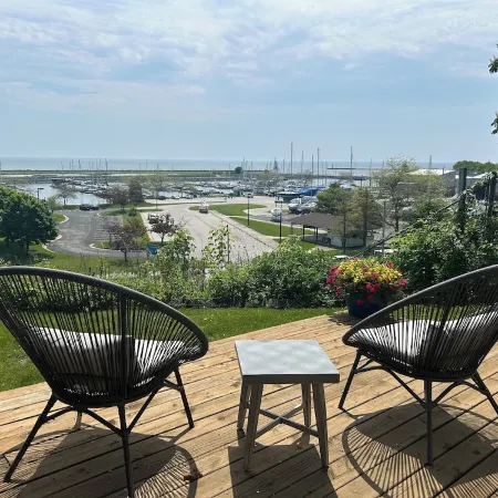 Stunning marina & Lake Michigan views, walking distance to downtown!