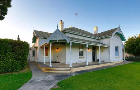 Boutique B&B in the heart of town Отели в г. Бордертаун