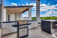 Luxury Home w/ Rooftop Patio - 7 Minutes to Downtown Hotels in Berry Hill