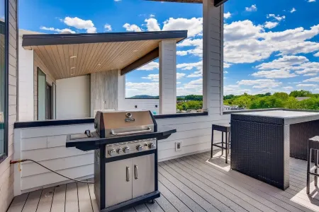 Luxury Home w/ Rooftop Patio - 7 Minutes to Downtown