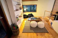 Beachgum: a cozy cabin on a wooded acre of beachfront with its own tennis court. Hotel a Lilli Pilli