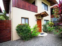 3 min walk to surf, 3bedrooms, Villa, Pool, Steps to the Beach! Hotels in Dominical