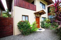 3 min walk to surf, 3bedrooms, Villa, Pool, Steps to the Beach!