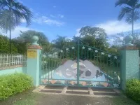 Beautiful Lush Property!!  Great  for couples or singles!