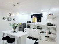 Spacious, modern 2-bedroom apartment, Westend Negril with AC, WiFi, W/Heater