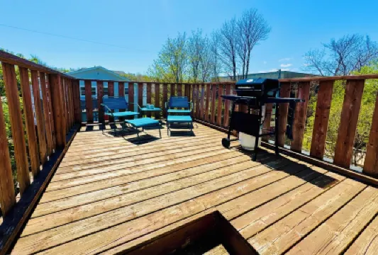 Cozy, Relaxing, Center City Retreat with Private Rooftop Deck! Hotels in 