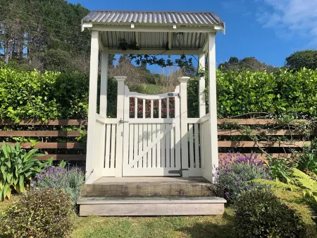 Delightful elevated sunny S/C Studio