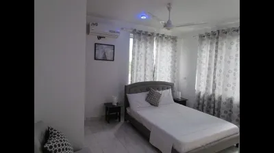 Queen-sized 2 bedroom Apt near Accra @ Victoria Grand apartments
