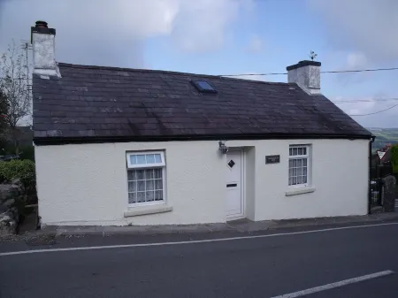 COSY COTTAGE WITH REAL FIRE AND FABULOUS VIEWS IN CARMARTHENSHIRE, WALE Отели в г. Кидвелли