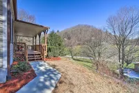 Charming 3-bedroom bungalow with Hot Tub and a game room near Boone Hotels near Alliance Bible Fellowship
