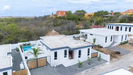 NEW Tropical Getaway With BBQ Pool