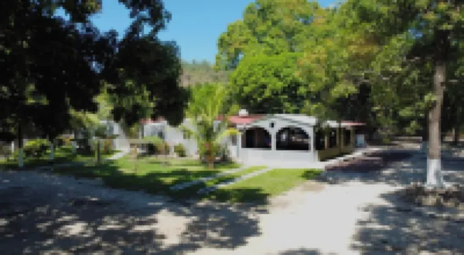Charming 3-bedrooms house with AC, WiFi in La Libertad 15 Minutes from Airport Hotels in 