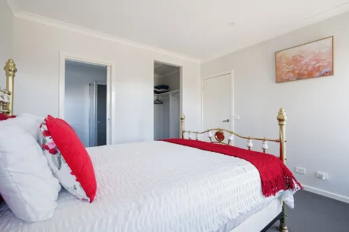 Cosy beautiful modern house close public transport and shopping mall