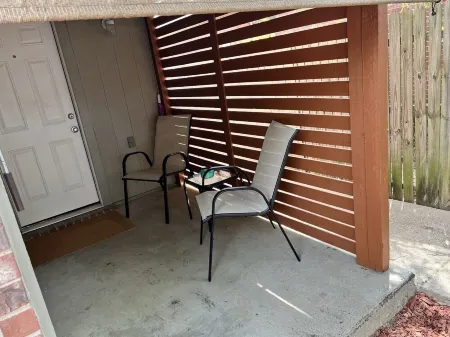 Cozy Hollyberry!  With backyard getaway! Отели рядом с достопримечательностью «Харди Альмон Соссер Комплекс»