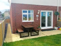 The Palms Holiday Home Near Beautiful Benllech Beach - children and pet friendly