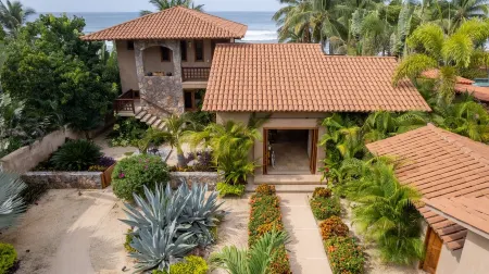 Beautiful Beach front home with 3 bedrooms and 3 1/2 bathrooms. Отели в г. Troncones