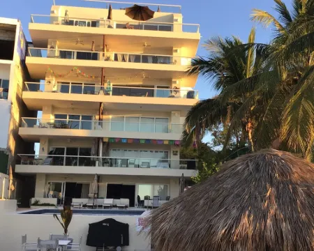 Beachfront condo - steps to sand and surf Hoteles en Punta de Mita