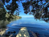 ‘BAYHAVEN’ on the waters edge at beautiful McKenzie Bay, Whangarei Heads Hotels in Whangarei Heads