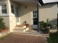 Las Brisas apartment with pool and walk to beach + EV chargers Hotels in Smith's