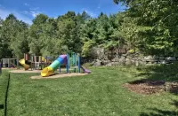 Beautiful chalet with seasonal lake views in The Hideout