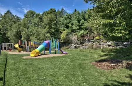 Beautiful chalet with seasonal lake views in The Hideout