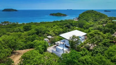 Stunning new 4-bedroom ocean view modern beach home overlooking Flamingo Marina. Hotel in zona Playa Potrero