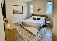 Relax in Luxury at the Cottages Отели рядом с достопримечательностью «Парк Осойуз Лейк Риджинал»