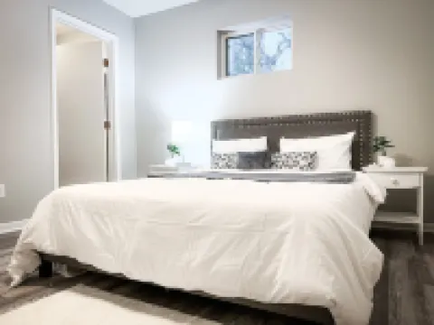 Close to SFA, Downtown. Tranquil Nacogdoches Getaway! Modern Downtown Apartment.