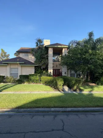 Large home close to St. Peter beach and Clearwater beach, close by bush garden.