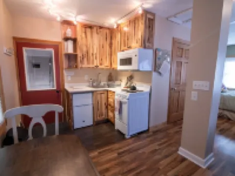 Newly remodeled, private, sunny downtown apartment; near restaurants & shopping. Hotel di Viroqua