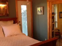 One Mile from I 5 Lovely suite, gas fireplace, air conditioned, dog friendly. Hotels near Blackburn Pickleball Pavilion