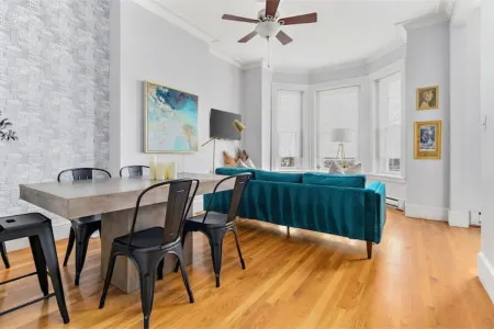 Historic Somerville Cambridge 1 Bed, Inman Square Отели рядом с достопримечательностью «Ассембли Роу»