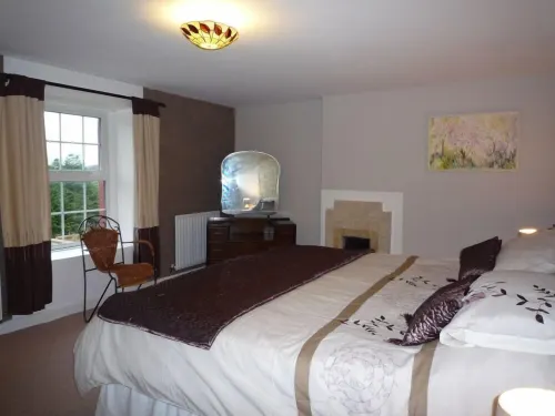 Traditional Family Friendly Farmhouse cottage - sleeps 8