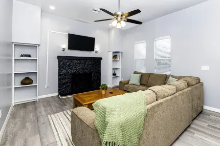 Cozy Downtown Eustis Home minutes from Mt Dorah! Отели в г. Юстис
