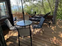 Cozy Lakeside Cabin with easy access to beach and awesome sunsets! のホテル