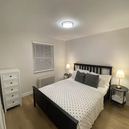 Newly Renovated 2 Bedroom Apartment on the Lakeshore in Port Credit. Отели рядом с достопримечательностью «Шеридан»